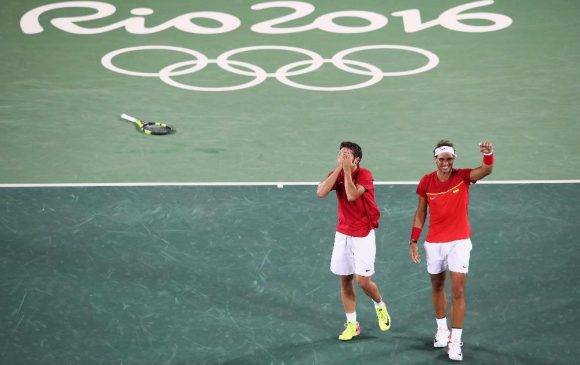 López y Nadal ovacionados por el público tras ganar título Olímpico en dobles en el Centro Olímpico de Tenis de Rio 2016. Foto: Getty Images Mark Kolbe