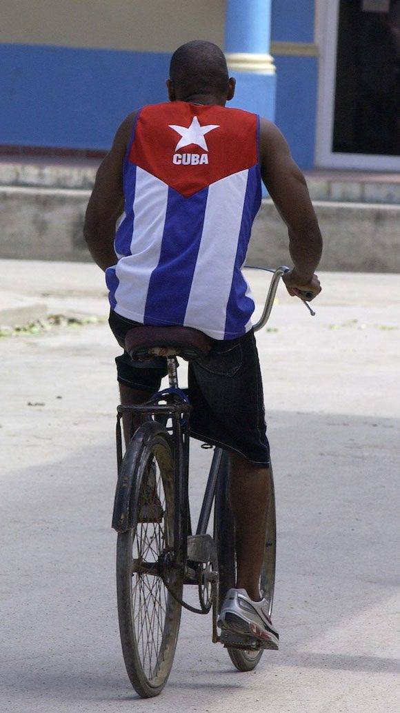 Sobre una espalda cubana, ¿qué mejor bandera? Foto: Gilberto Rabassa.