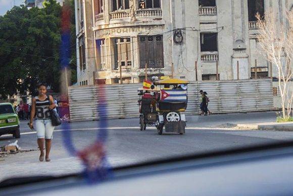 Es usual ver bici-taxis con banderas cubanas y/o extranjeras. Foto: L. Eduardo Domínguez/ Cubadebate.