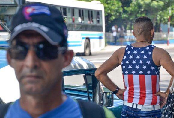 Eusebio Leal reflexiona sobre el uso de las banderas en las prendas de vestir. Foto: Kaloian/ Cubadebate.