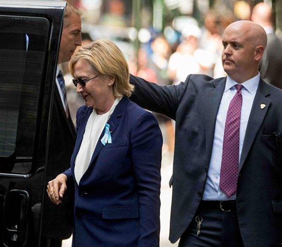 Clinton partió del evento anual dedicado a las víctimas del 11 de septiembre, después de que se sintió acalorada y estuvo a punto de desmayarse. Foto: AP.