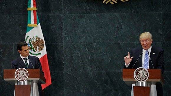 Trump sí accedió a visitar México. En la imagen junto al presidente Peña Nieto. Foto: Henry Romero/ Reuters.