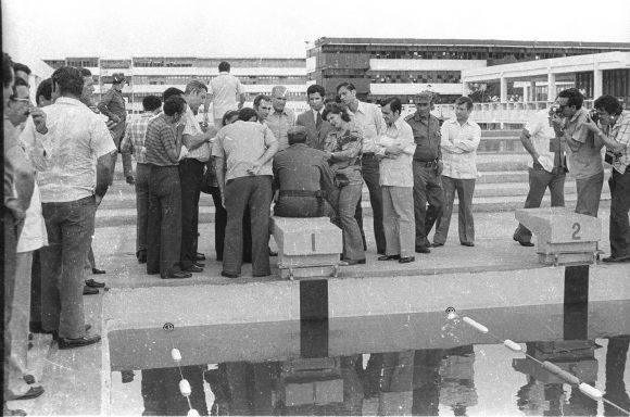 Fidel en el área de la piscina de la nueva Escuela Vocacional de Camagüey, el 1 de septiembre de 1976. Foto: Adelante