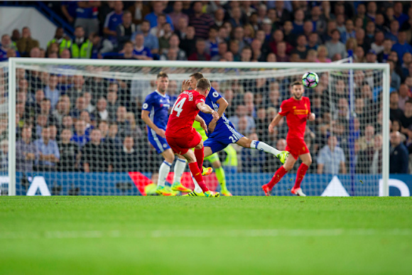 El jugador del Liverpool, Jordan Henderson, dispara a portería y anota ante el Chelsea. Foto tomada de Sopitas.