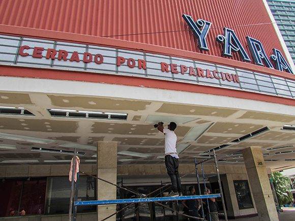El portal del Yara ahora tendrá una nueva iluminación. Foto: Cinthya García/Cubadebate.