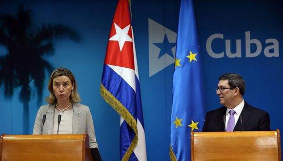 La Alta Representante de la Unión Europea en Política Exterior, Federica Mogherini y el ministro cubano de Relaciones Exteriores, Bruno Rodríguez, tras la firma de un acuerdo político el La Habana, el pasado mes de marzo. Foto: EFE.