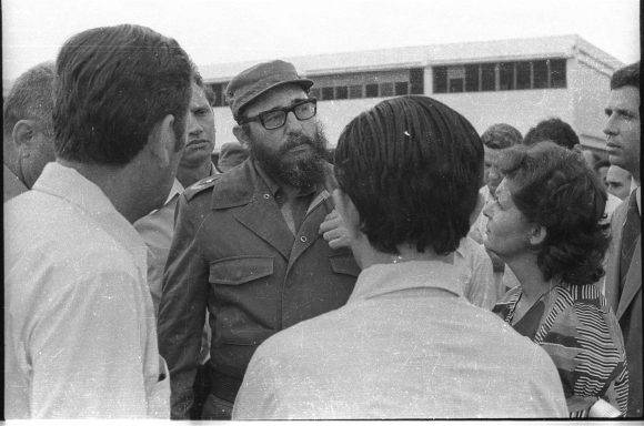 Fidel preguntó todos los detalles de la nueva Escuela. Foto: Adelante