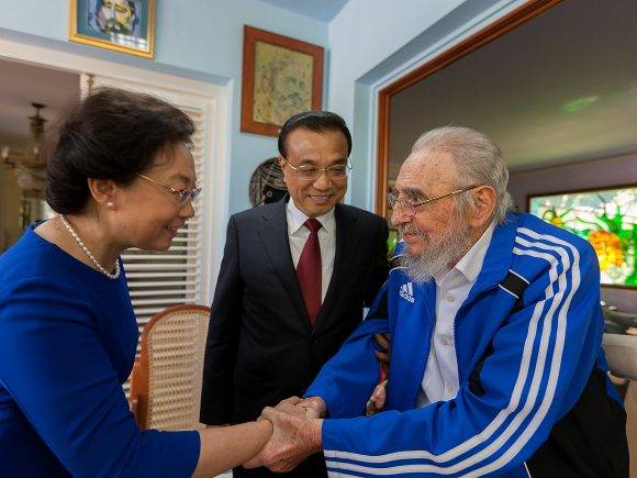 Fidel saluda a la esposa del Primer Ministro chino, 25 de septiembre de 2016. Foto: Alex Castro