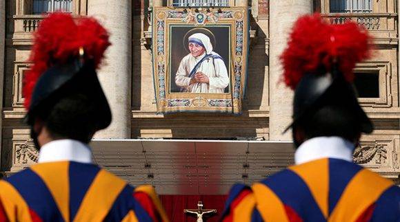 La guardia suiza al frente del tapiz de la santa Madre Teresa de Calcuta. Foto:Reuters/ Stefano Rellandini.