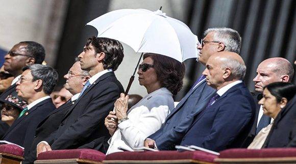 La reina Sofía, cercana a la santa madre, presenció el acto de canonización. Foto: EFE.