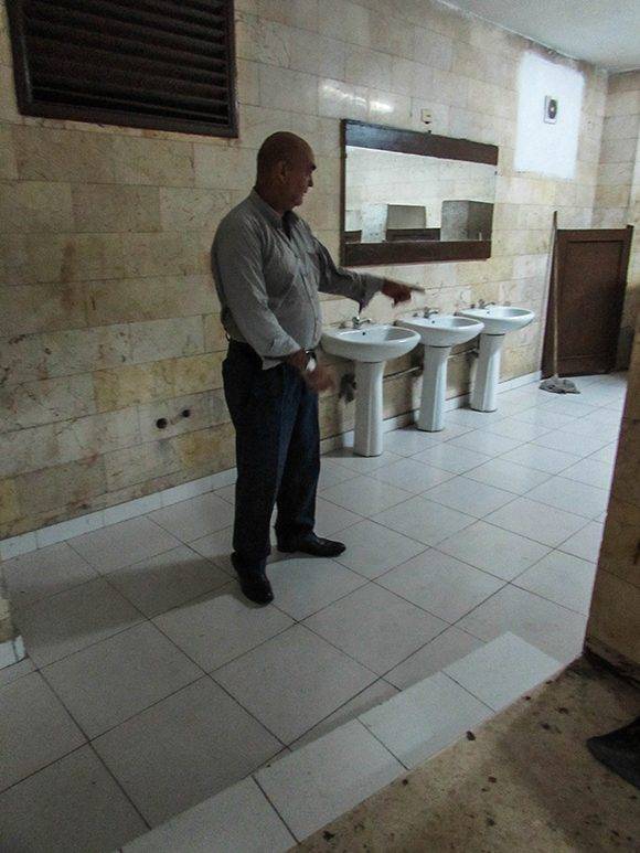 La reparación también abarcó los baños.. Foto: Cinthya García/Cubadebate.