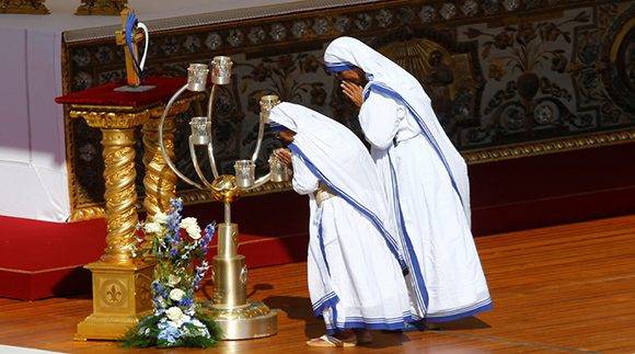 Nuns belonging to the global Missionaries of Charity, bow in front of a relic of Mother Teresa of Calcutta during a mass, celebrated by Pope Francis, for her canonisation in Saint Peter's Square at the Vatican September 4, 2016. REUTERS/Stefano Rellandini