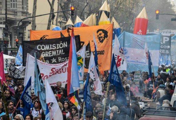 Los trabajadores argentinos repletaron la Plaza de Mayo. Foto: Kaloian/ Cubadebate.