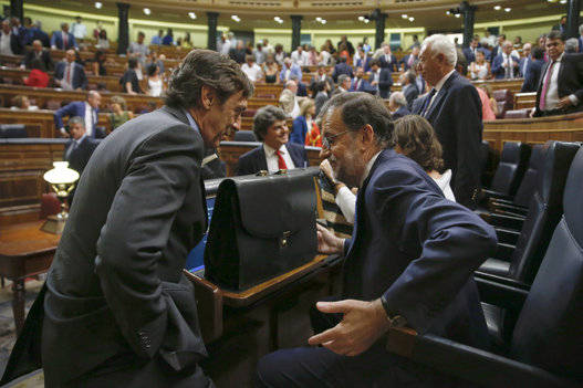 Rajoy se vuelve a marchar del Congreso contrariado por su impopularidad. Foto: EFE.