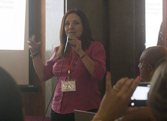 Martha Quiñones durante su exposición. Foto: José Raúl Concepción/ Cubadebate.