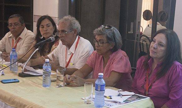 Los miembros del panel (de izq a der), Rudis Flores, Aranzazu Tirado, Luis Suárez, Nidia Alfonso y Martha Quiñones. Foto: José Raúl Concepción/ Cubadebate.
