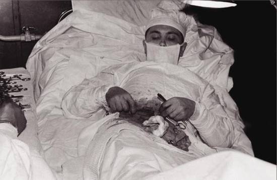 Leonid Rogozov durante la autoapendicectomía. Foto: Southpolestation