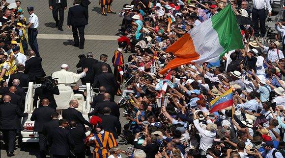 Una vez finalizada la ceremonia, Francisco se despidió en el papamóvil. Foto: Reuters/ Stefano Rellandini.