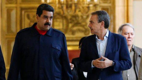 Rodríguez Zapatero (der), con Nicolás Maduro en la anterior visita del político español el pasado mes de julio en el Palacio de Miraflores. Foto: Reuters.