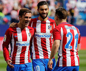 Griezmann, Carrasco y Gameiro celebran uno de los goles al Sporting. Foto: Sergio Pérez/Reuters.