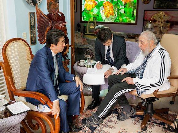 El Primer Ministro de Japón visita a Fidel. Foto: Alex Castro