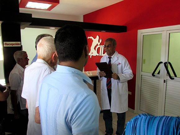 El Dr. René Romero conversa con miembros de la presidencia del acto. Foto: Cinthya García/Cubadebate.