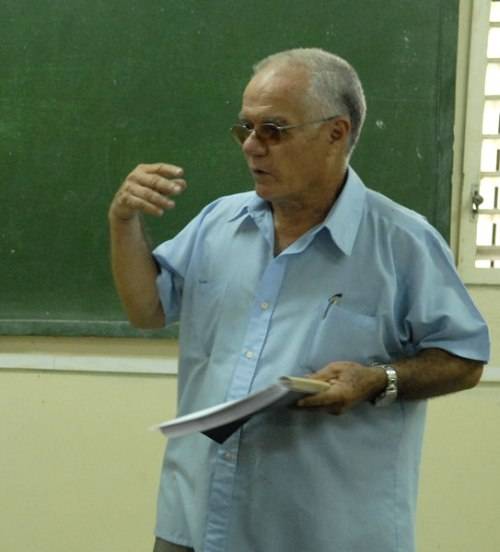 Julio García Luis impartiendo clases en la Facultad de Comunicación, de la Universidad de La Habana.
