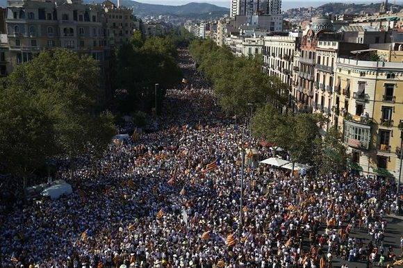 Miles de asistentes a la concentración convocada por diversas entidades con motivo de la celebración de la Diada. Foto: EFE.