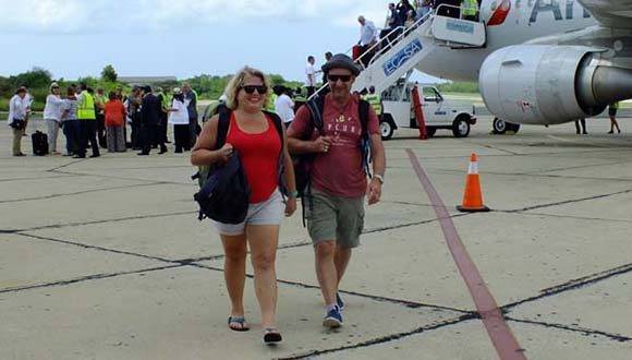 Pasajeros de American Airlines aterrizan en Cienfuegos como parte del segundo vuelo comercial regular de una aerolínea estadounidense a Cuba. Foto: Radio Ciudad del Mar.