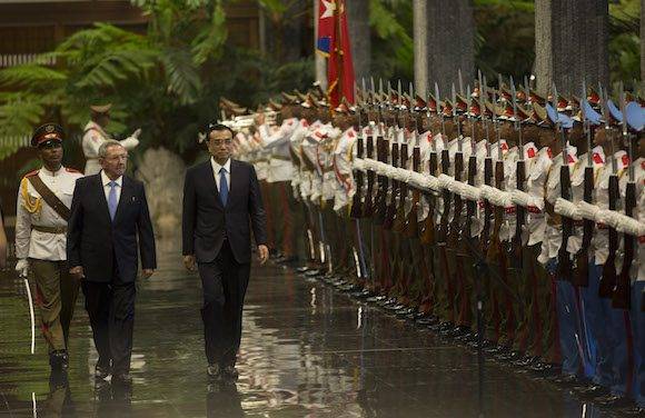 El Primer Ministro de China, Li Keqiang, sostiene conversaciones con el Presidente Raúl Castro en La Habana. Foto: Ismael Francisco/ Cubadebate 