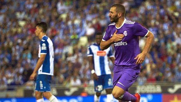 Un gol de James, en el tiempo añadido de la primera mitad, y otro de Benzema acaban con la ilusión de los blanquiazules. Foto: EFE. 