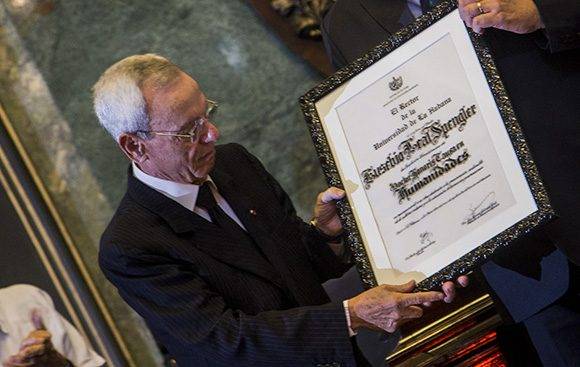 Eusebio Leal recibió el título de Doctor Honoris Causa de la Universidad de La Habana. Foto: Ismael Francisco/ Cubadebate.