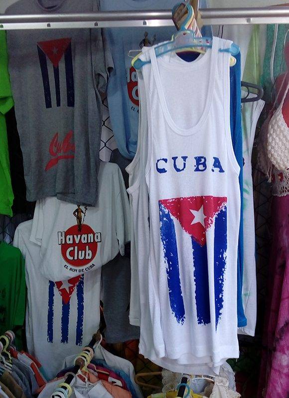 Eusebio Leal opina que la bandera no debe venderse junto a otros productos, sino en tiendas especiales. Foto: L. Eduardo Domínguez/ Cubadebate.