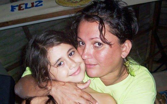 Arelis Alba Cobas, Jefa de Programación e Información de "La voz del Toa", junto a una de sus hijas. Foto tomada de su perfil de Facebook.