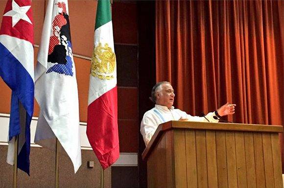 El fundador y presidente vitalicio de Conpeht, el mexicano Miguel Torruco, durante el XXVI Congreso Panamericano de Escuelas de Hotelería, Gastronomía y Turismo. Foto: @TurismoCDMX. 
