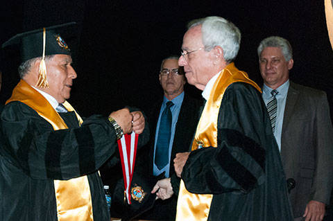 Eusebio recibe Honoris Causa Perú
