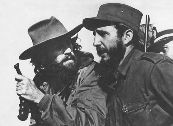 De izquierda a derecha, sentados, Marcelo Fernández y Fidel Castro, detrás Ignacio Leal, Ciro Redondo y Camilo Cienfuegos en El Hombrito, Sierra Maestra, en 1957. Fuente: Oficina de Asuntos Históricos / Sitio Fidel Soldado de las Ideas.