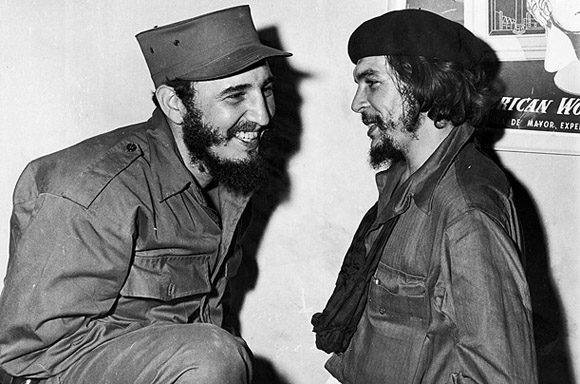 Primer encuentro de Fidel y Che desde la salida de las columnas invasoras de la Sierra Maestra y luego del triunfo revolucionario del 1ro de enero de 1959, en la Ciudad de Camagüey, el 5 de enero de 1959 / Sitio Fidel Soldado de las Ideas.