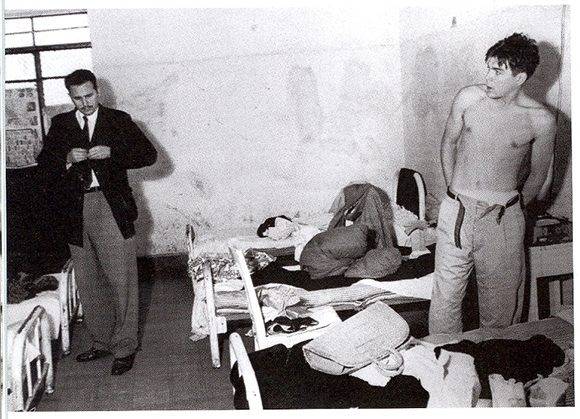 Junto al Che en una celda de la cárcel migratoria de Miguel Schultz en Ciudad de México, julio de 1956. Fuente: Oficina de Asuntos Históricos / Sitio Fidel Soldado de las Ideas.
