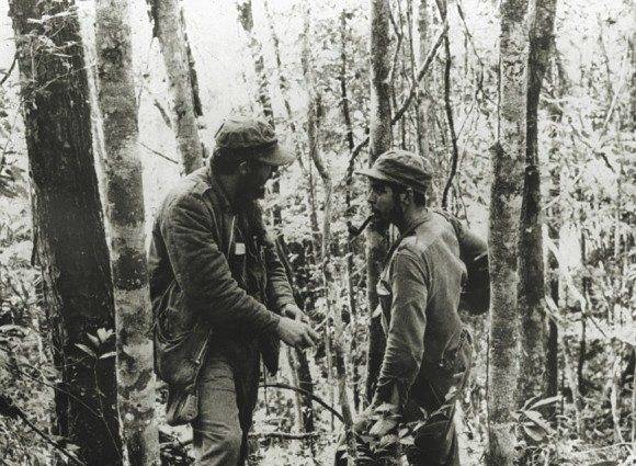 Fidel y el Che durante la guerra revolucionaria en la Sierra Maestra, en 1957. Fuente: Oficina de Asuntos Históricos / Sitio Fidel Soldado de las Ideas.