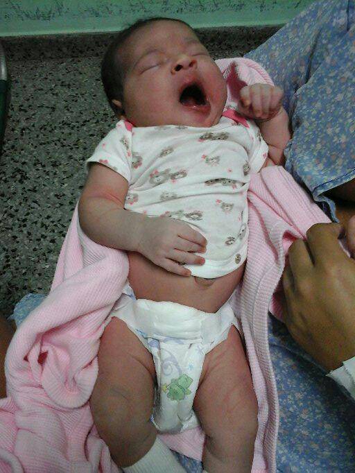 Hija recién nacida del Dr Ivo Zúñiga. Foto tomada del perfil en Facebook de Enmanuel Vigil.