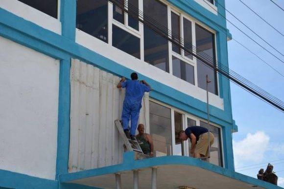 Preparativos en la ciudad ante la proximidad del huracán Matthew, y el peligro de azote a la provincia de Holguín, Cuba, el 2 de octubre de 2016. Foto: Juan PAblo Carreras / ACN