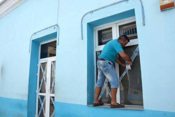 Preparativos en la ciudad ante la proximidad del huracán Matthew, y el peligro de azote a la provincia de Holguín, Cuba, el 2 de octubre de 2016. Foto: Juan PAblo Carreras / ACN