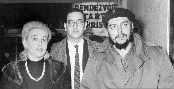 El Che Guevara y Lisa Howard llegan al teatro Little Carnegie para una proyección especial dedicada a John F. Kennedy, asesinado un año antes. Al centro es el intérprete para el Che. 16 de diciembre de 1964. Foto: William N. Jacobellis / New York Post