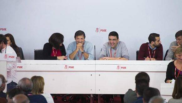 Los miembros de la gestora del PSOE, en el Comité Federal este domingo. Foto: ÁNGEL DE ANTONIO