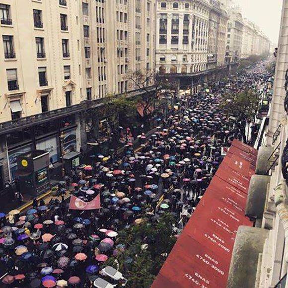 Marcha de mujeres en Buenos Aires. Foto: Luis Enrique Álvarez