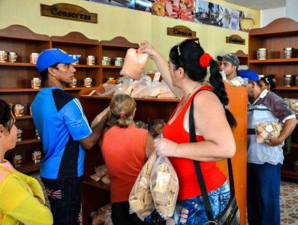 Garantizar la alimentación y recursos básicos es un imperativo para el enfrentamiento a los eventos hidrometeorológicos extremos, una de las medidas puestas en práctica ante la amenaza del huracán Matthew, en la ciudad de Las Tunas, Cuba, el 2 de octubre de 2016. Foto: Yaciel Peña de la Peña / ACN