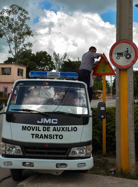 Aseguramientos de las señales del tránsito, una de las medidas puestas en práctica ante la amenaza del huracán Matthew, en la ciudad de Las Tunas, Cuba, el 2 de octubre de 2016. Foto: Yaciel Peña de la Peña / ACN