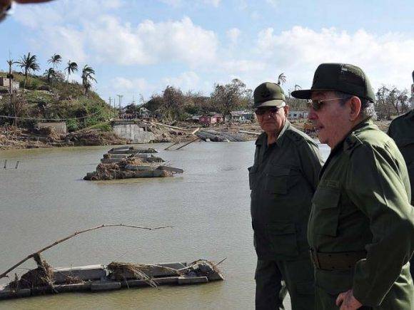 Raúl junto al GCE Ramón Espinosa en las márgenes del Toa, donde el rio crecido derribó puente de la carretera Moa-Baracoa . Foto: Estudios Revolución