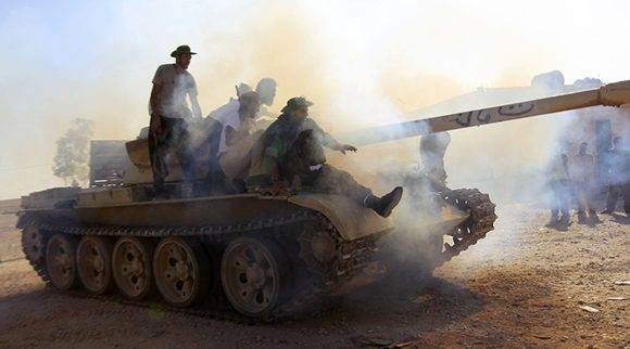 Rebeldes prueban un tanque en un puesto de control al norte del bastión de Gadafi en Bani Walid el 21 de septiembre de 2011. Foto: Reuters/ Zohra Bensemra